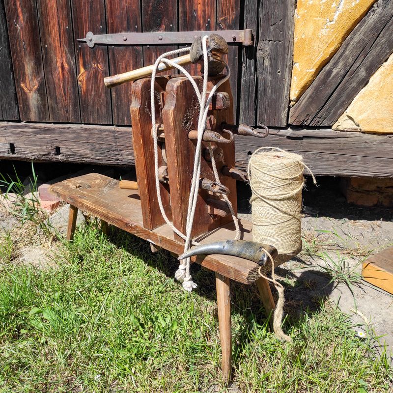 Zum Internationalen Museumstag kann man im Freilandmuseum Lehde das Seilerhandwerk ausprobieren.